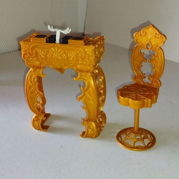 Monster High 13 Wishes Spectra's Gold Disc Jockey Booth & Turntables & Highchair - Picture 2 of 10